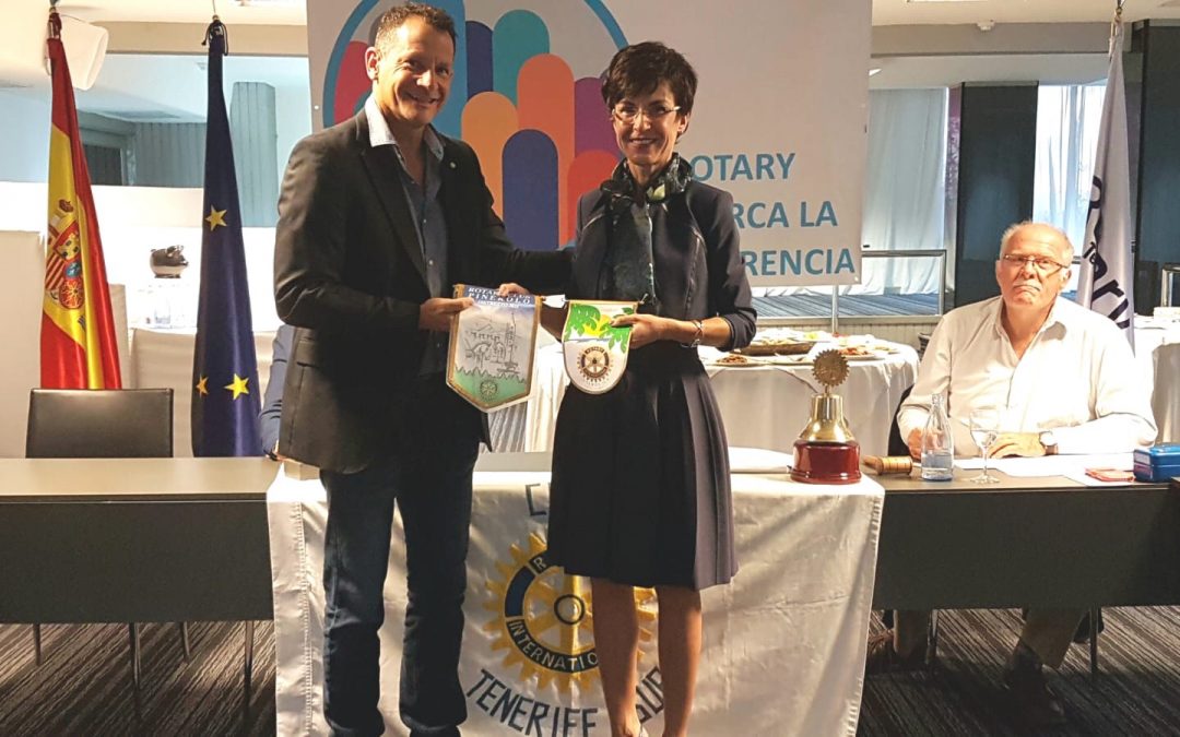 Avv. Elisa Debernardi — scambio gagliardetti Rotary International